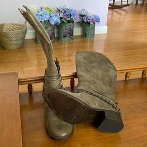 Light brown boot with zipper in back